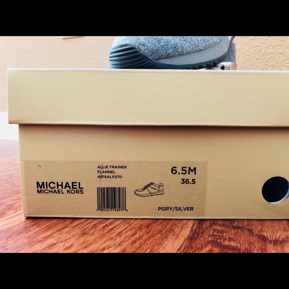Micheal Kors Shoes - Picture 2 of 2